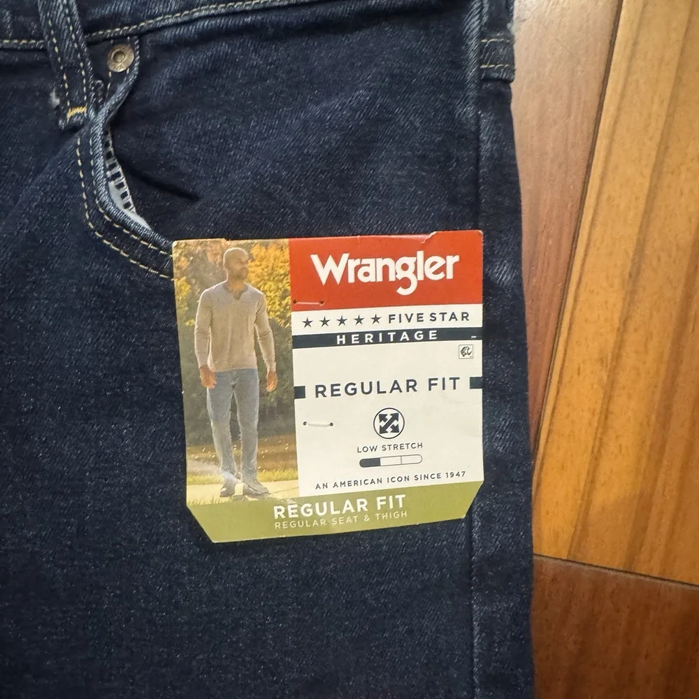 NWT Wrangler Regular Fit Size:34x32 Regular Fit Jeans Straight Dark Wash Men